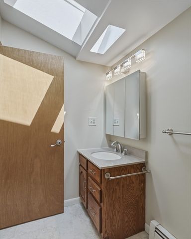 15 Ladyslipper Cir, Amherst, MA 01002