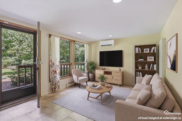 15 Ladyslipper Cir, Amherst, MA 01002