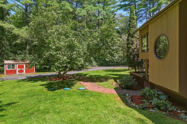15 Ladyslipper Cir, Amherst, MA 01002