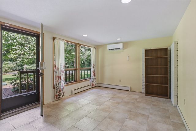 15 Ladyslipper Cir, Amherst, MA 01002