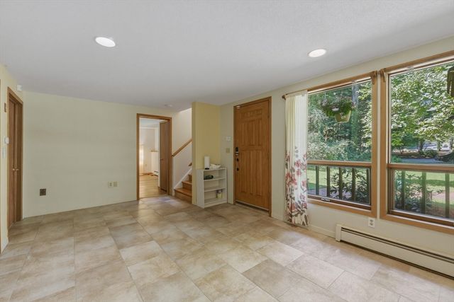 15 Ladyslipper Cir, Amherst, MA 01002