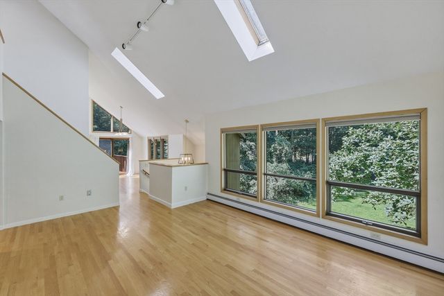15 Ladyslipper Cir, Amherst, MA 01002
