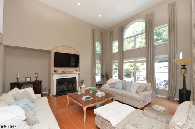 3 Bayberry Ln, North Haledon Boro, NJ 07508
