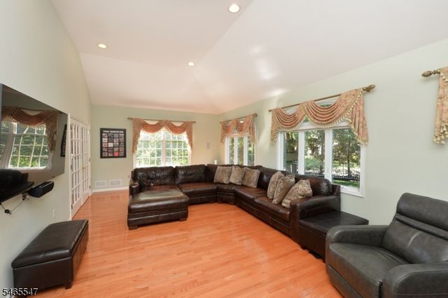 3 Bayberry Ln, North Haledon Boro, NJ 07508