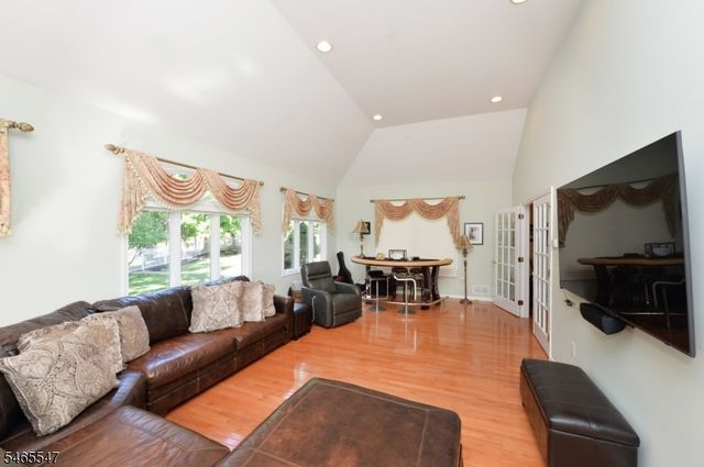 3 Bayberry Ln, North Haledon Boro, NJ 07508