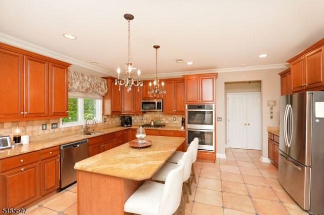 3 Bayberry Ln, North Haledon Boro, NJ 07508