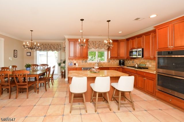 3 Bayberry Ln, North Haledon Boro, NJ 07508