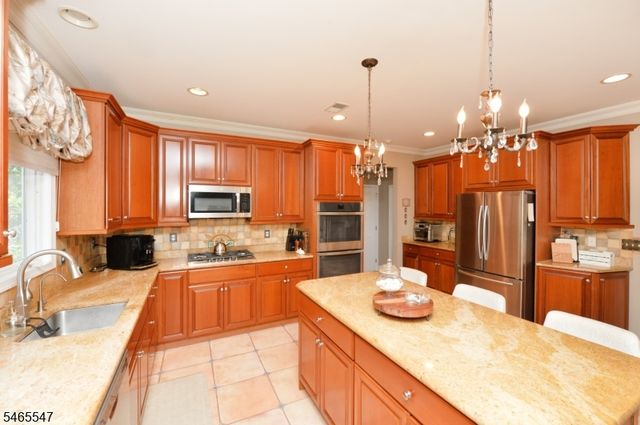 3 Bayberry Ln, North Haledon Boro, NJ 07508