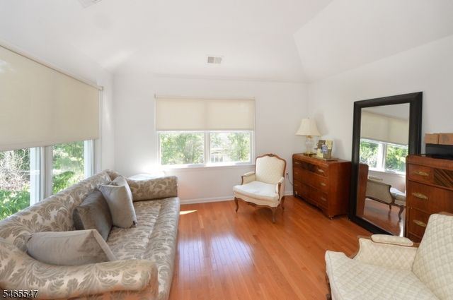 3 Bayberry Ln, North Haledon Boro, NJ 07508