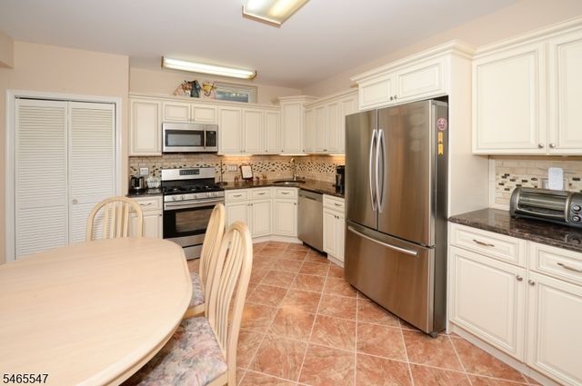 3 Bayberry Ln, North Haledon Boro, NJ 07508