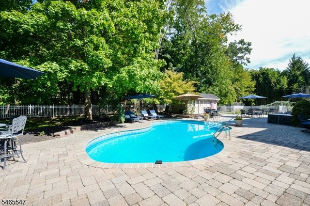 3 Bayberry Ln, North Haledon Boro, NJ 07508