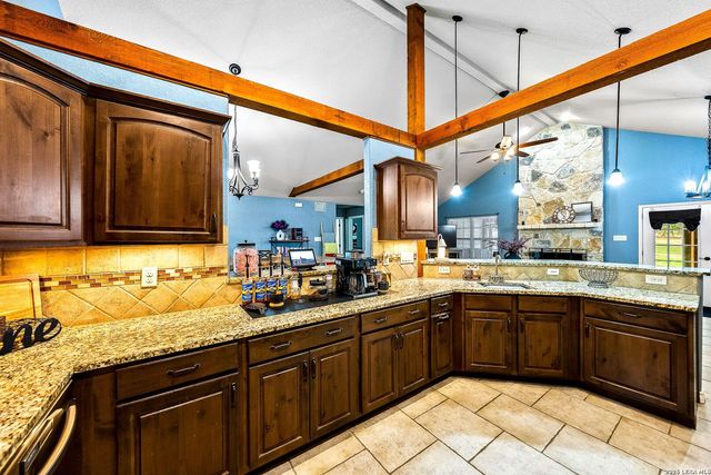 552 Jacobs Ln, La Vernia, TX 78121