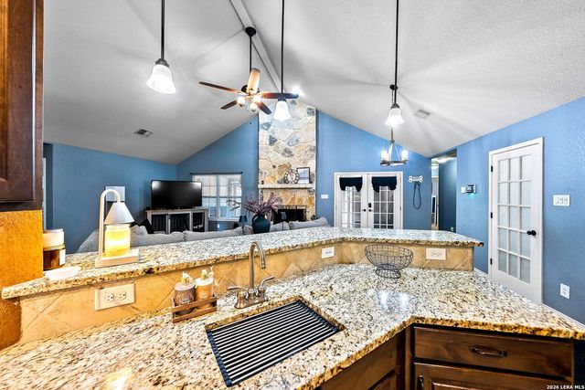 552 Jacobs Ln, La Vernia, TX 78121
