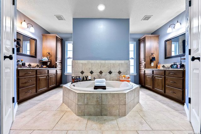 552 Jacobs Ln, La Vernia, TX 78121