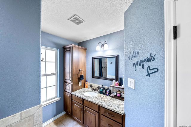 552 Jacobs Ln, La Vernia, TX 78121