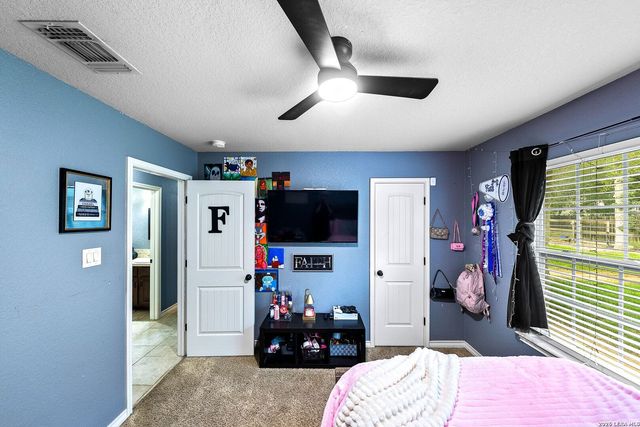 552 Jacobs Ln, La Vernia, TX 78121