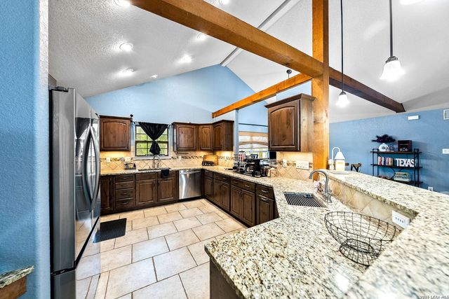 552 Jacobs Ln, La Vernia, TX 78121