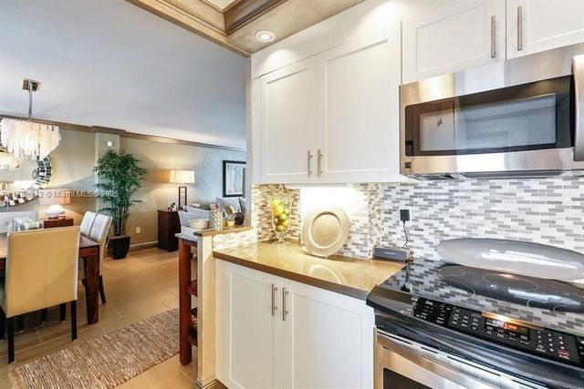 220 Kings Point Dr 514, Sunny Isles Beach, FL 33160