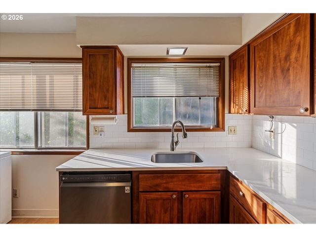12055 Sw BRUCE Ln, Beaverton, OR 97008
