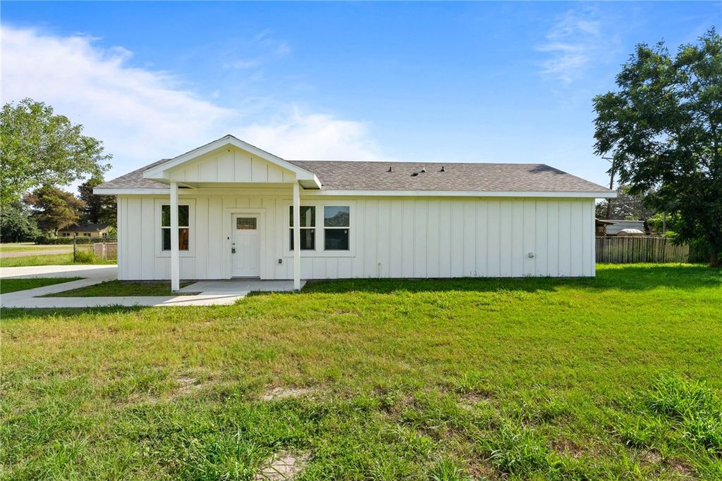 219 S 10th St, Aransas Pass, TX 78336 — exterior