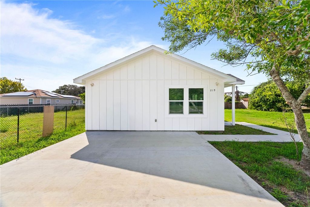 219 S 10th St, Aransas Pass, TX 78336 — photo 3