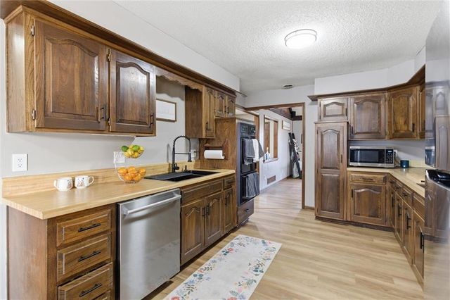 8828 Laurel Avenue, Kansas City, MO 64138