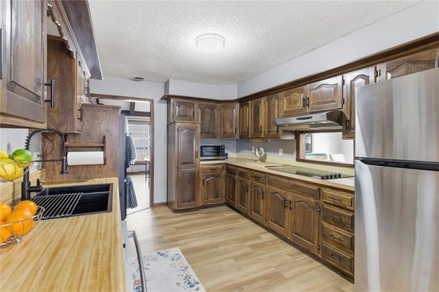 8828 Laurel Avenue, Kansas City, MO 64138