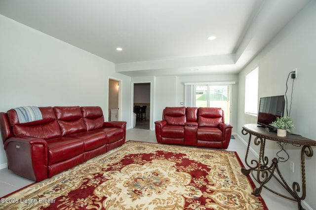 10405 Cedar Mdws Ct, Louisville, KY 40229