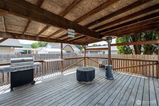 2427 Hickory Avenue, Longview, WA 98632