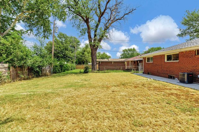 2208 E Blake St, Wichita, KS 67211