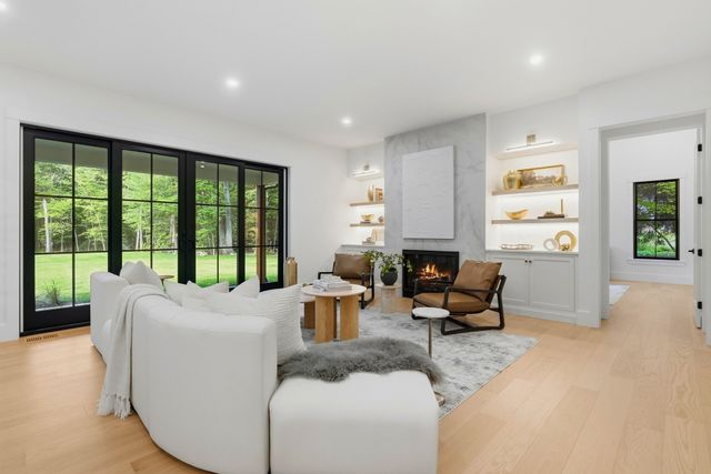 29 Hartford St, Dover, MA 02030