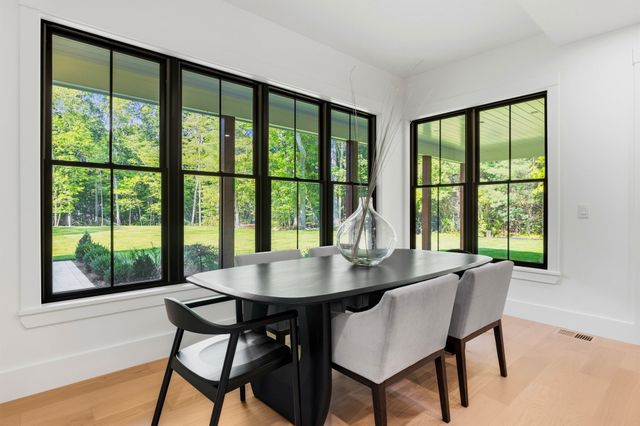 29 Hartford St, Dover, MA 02030