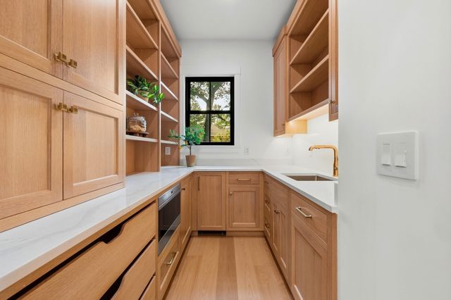 29 Hartford St, Dover, MA 02030