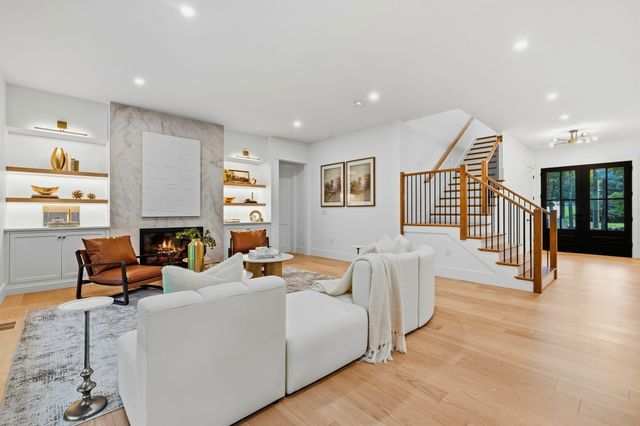 29 Hartford St, Dover, MA 02030