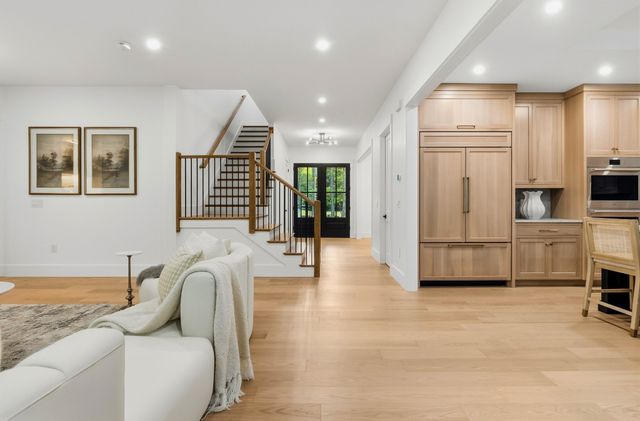 29 Hartford St, Dover, MA 02030