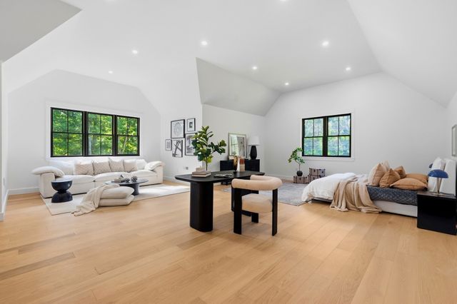 29 Hartford St, Dover, MA 02030