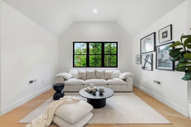 29 Hartford St, Dover, MA 02030