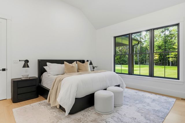 29 Hartford St, Dover, MA 02030