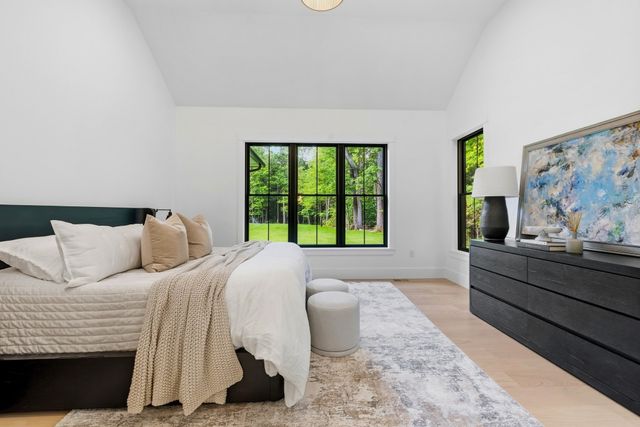 29 Hartford St, Dover, MA 02030