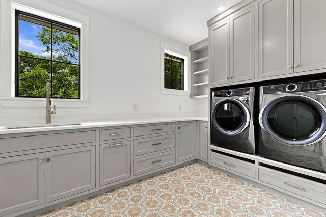29 Hartford St, Dover, MA 02030