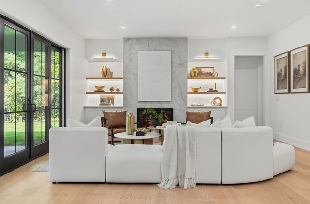 29 Hartford St, Dover, MA 02030