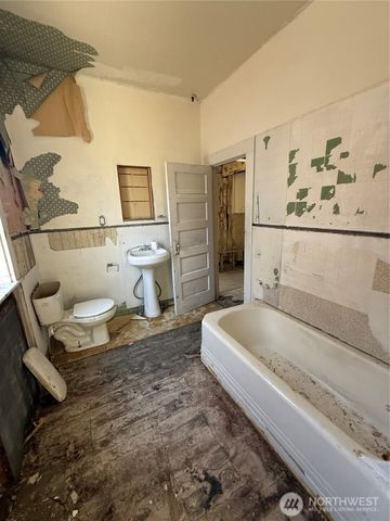 222 12th Street, Raymond, WA 98577