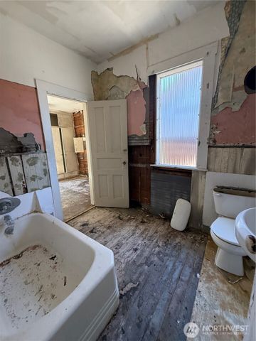 222 12th Street, Raymond, WA 98577