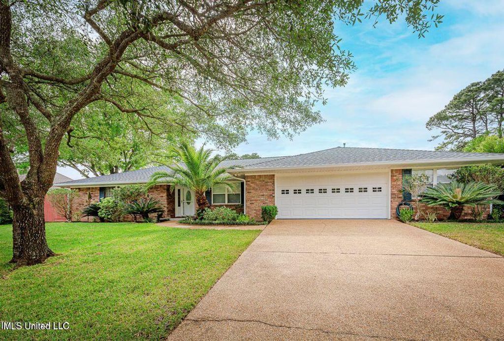 5813 Moreton Place, Ocean Springs, MS 39564