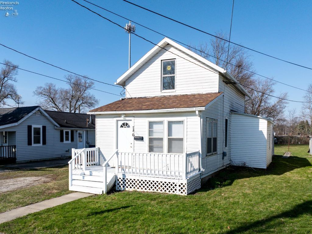 S 746 Front Street, Fremont, OH 43420