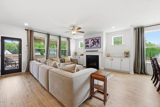 192 Castle Pond Way, Fuquay Varina, NC 27526
