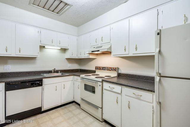 8133 Lake Ave B9, Louisville, KY 40222