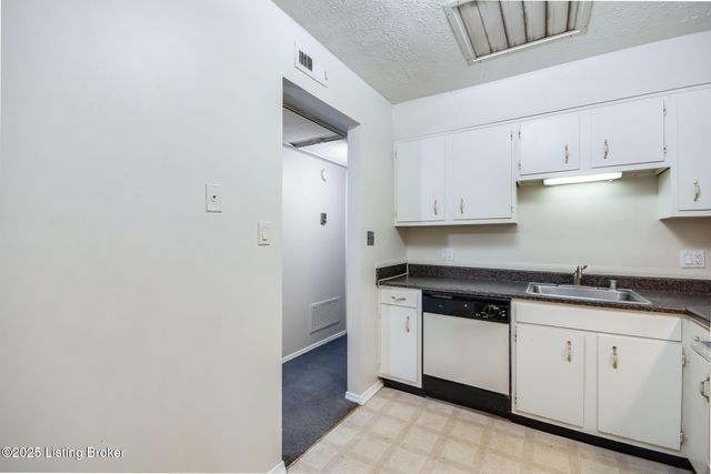 8133 Lake Ave B9, Louisville, KY 40222
