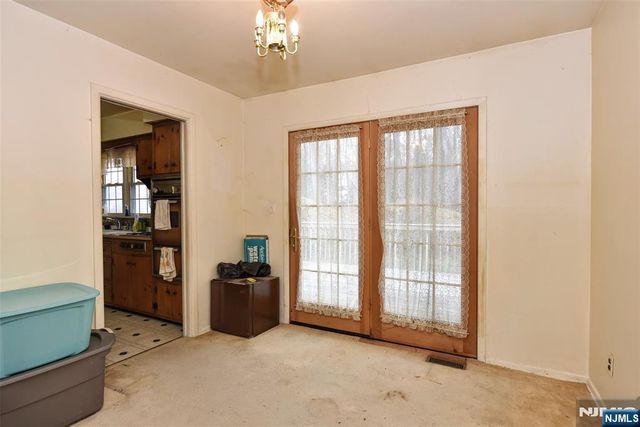 61 Mackay Avenue, Waldwick, NJ 07463