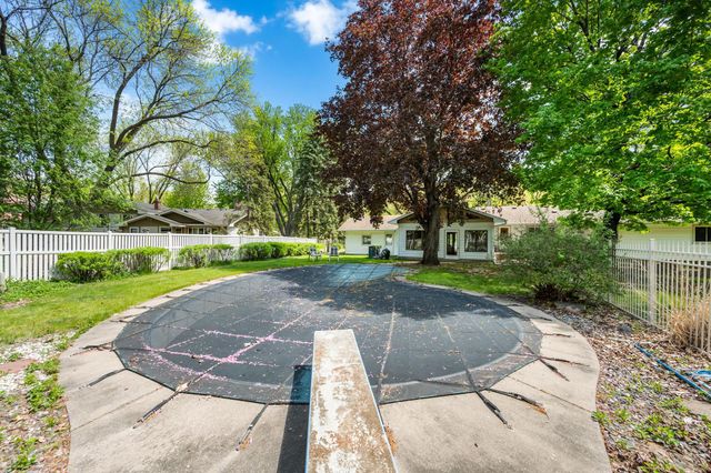 1125 Oakview Lane N, Plymouth, MN 55441